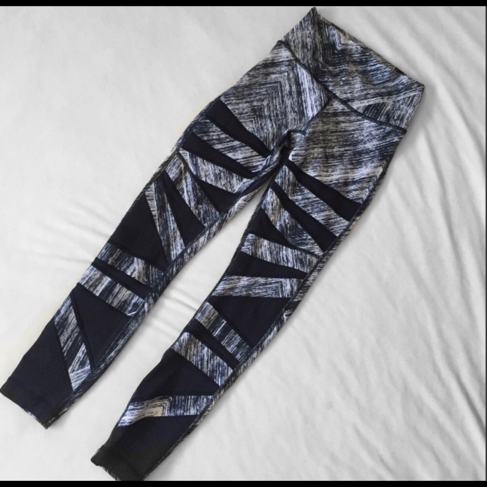 Lululemon 🍋 black white crisscross leggings